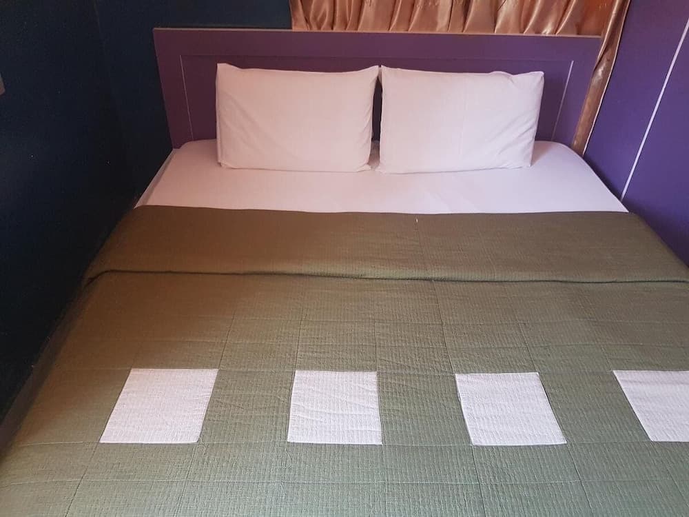 Franzy Suites And Lounge