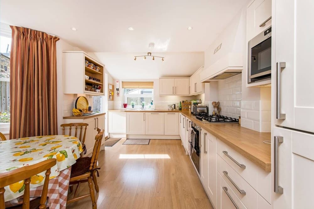 Fabulously British 3 Bed House near Battersea Park
