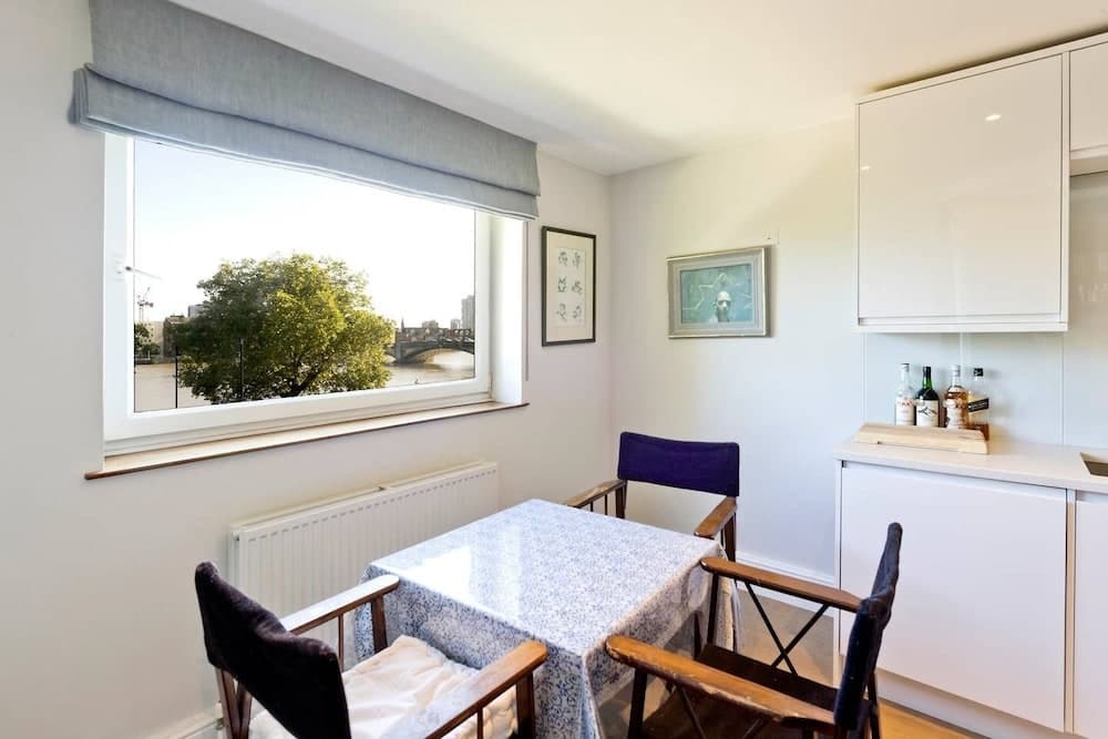 Bright 2-bed Apartment in Fashionable Chelsea