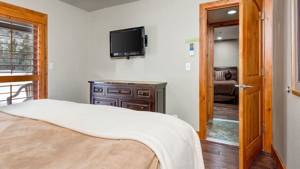 1687 Lakeside 3 Bedroom Home by RedAwning