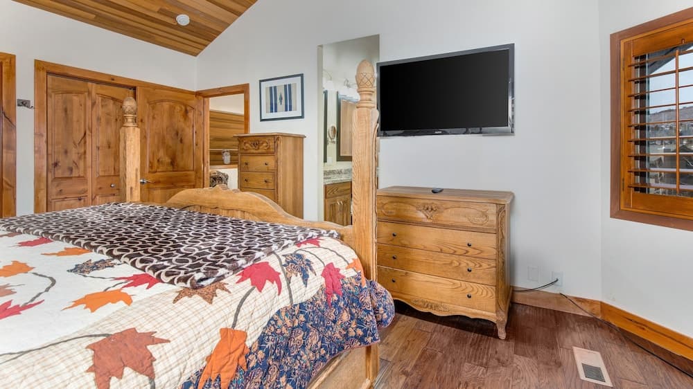 1687 Lakeside 3 Bedroom Home by RedAwning