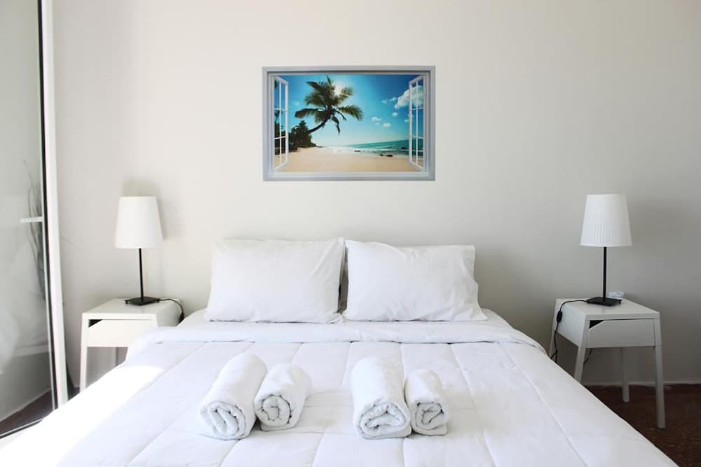 Penthouse & Apartments by the Sea near Airport