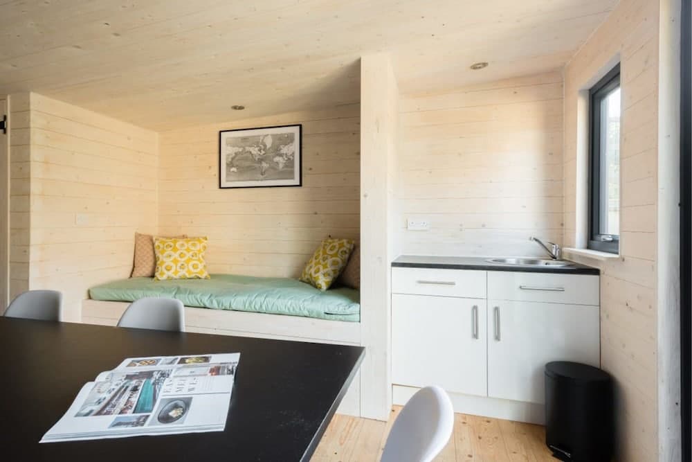 The Navy Court - Scandinavian Inspired 4bdr Central Home