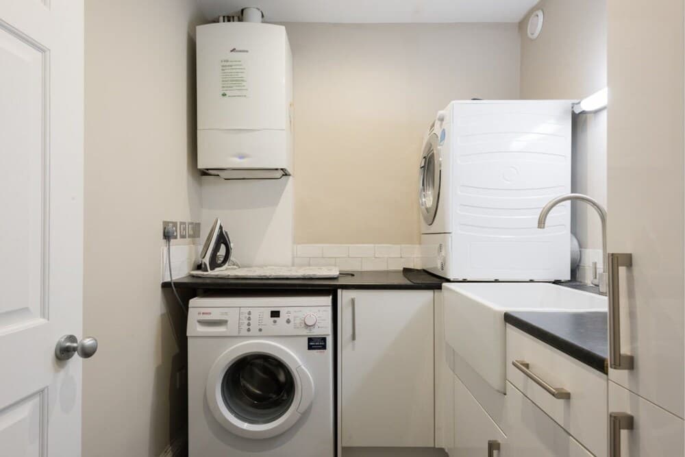 The Navy Court - Scandinavian Inspired 4bdr Central Home