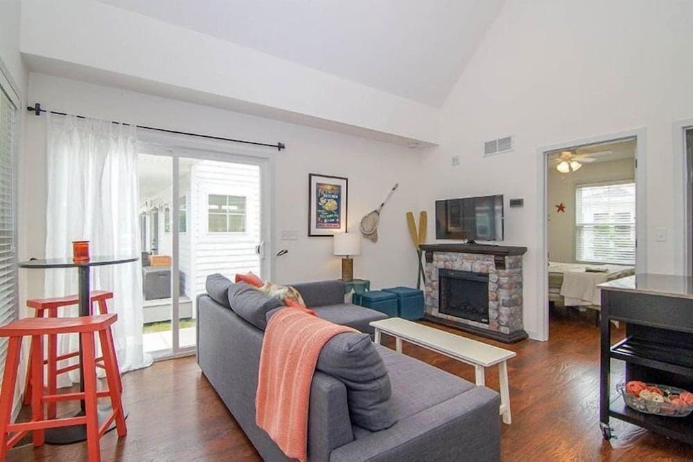 Captain`s Quarters - 179 Leeward Way, Cottage #6