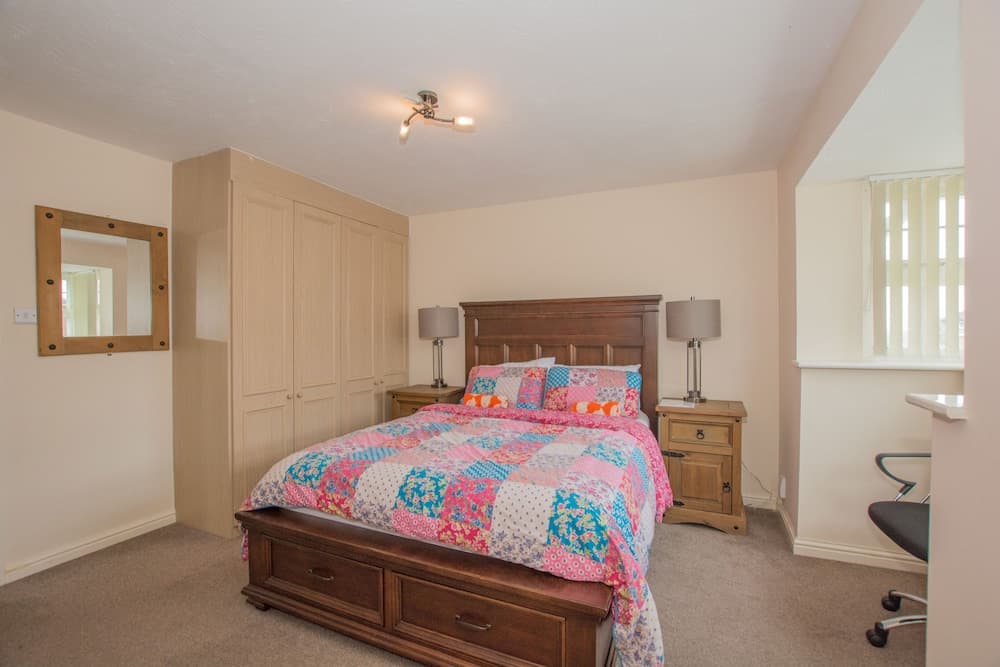 Modern 4 Bedroom Detached House in Cardiff