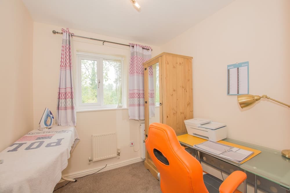 Modern 4 Bedroom Detached House in Cardiff