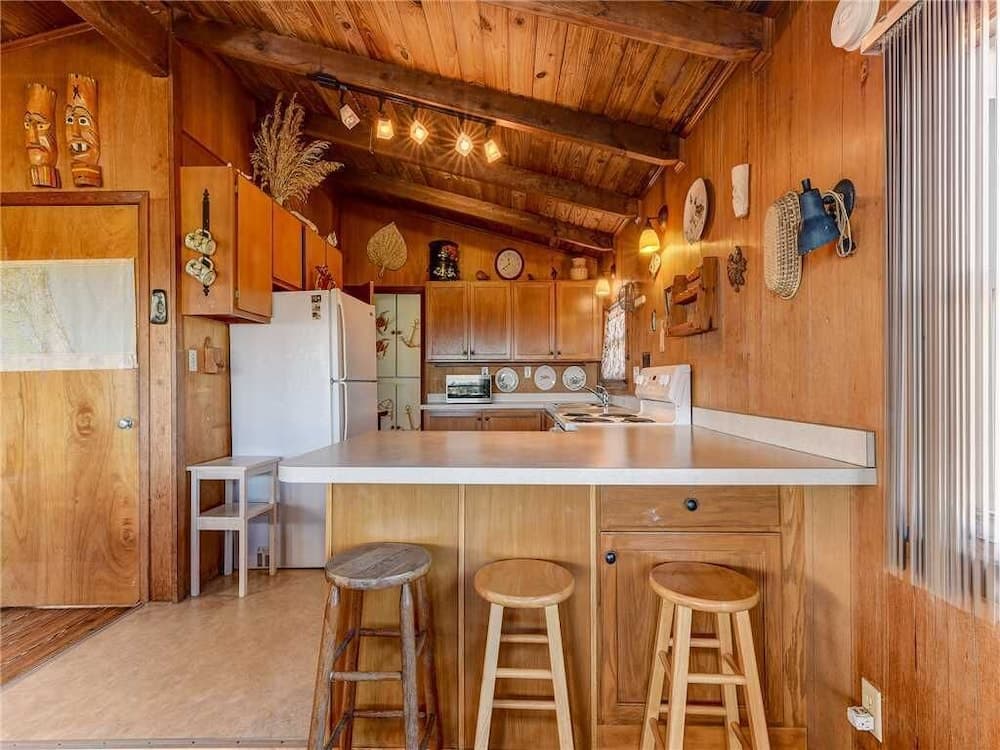 Pounds Cottage, 1 Bedroom, Ocean Front, Pet Friendly, Sleeps 5