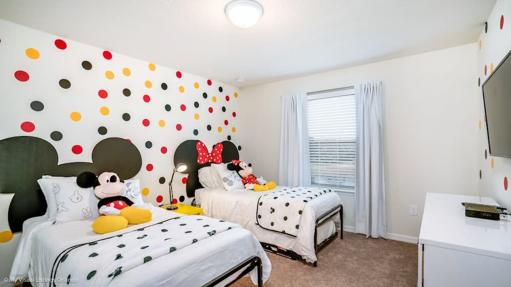 Cool and Modern 6 Bed 4 Ba Villa Game Room Pool 5445