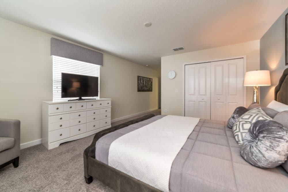 Cool and Modern 5 Bed 4 Ba Game Room Pool Spa 4724sh