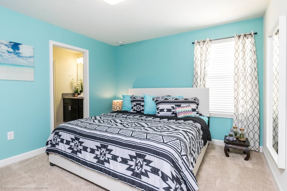 6 Bedroom, 6 Bath Pool Home