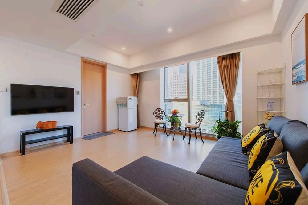 Changjiang Dong Metro Apartment