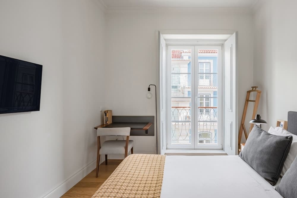 Lis001 · Mid-century Inspired Apartment With River Views