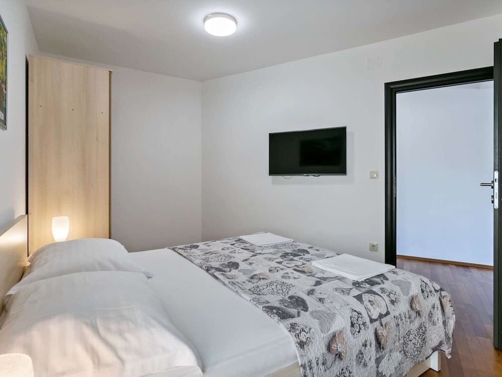 Pretty Apartment in Drvenik With Terrace