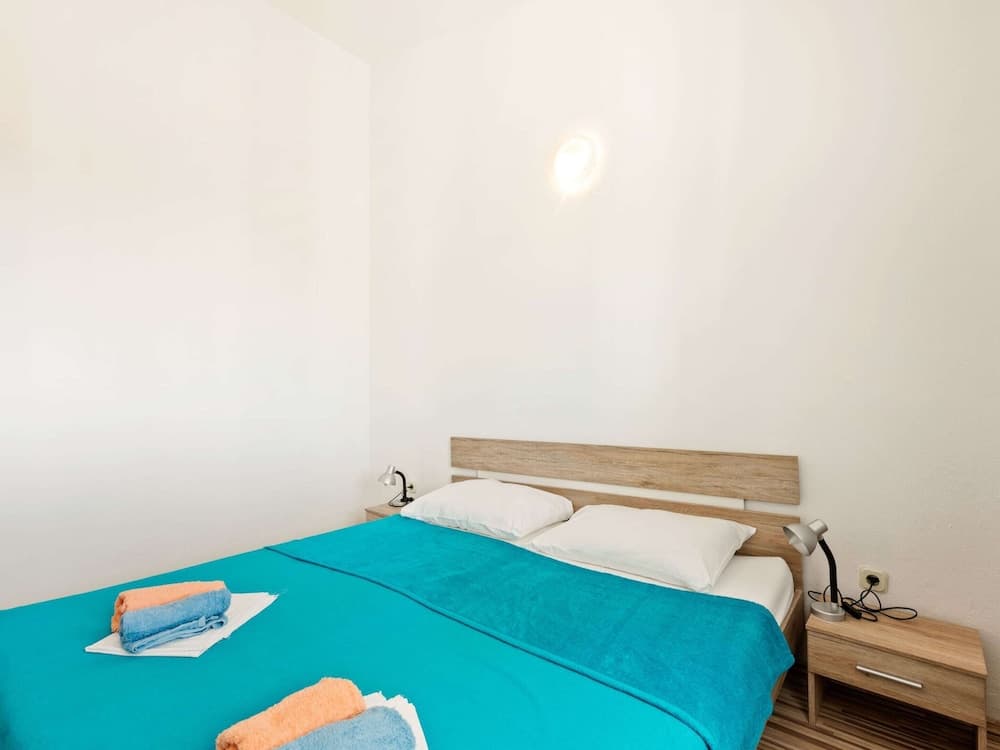 Snug Apartment in Vir near Sea