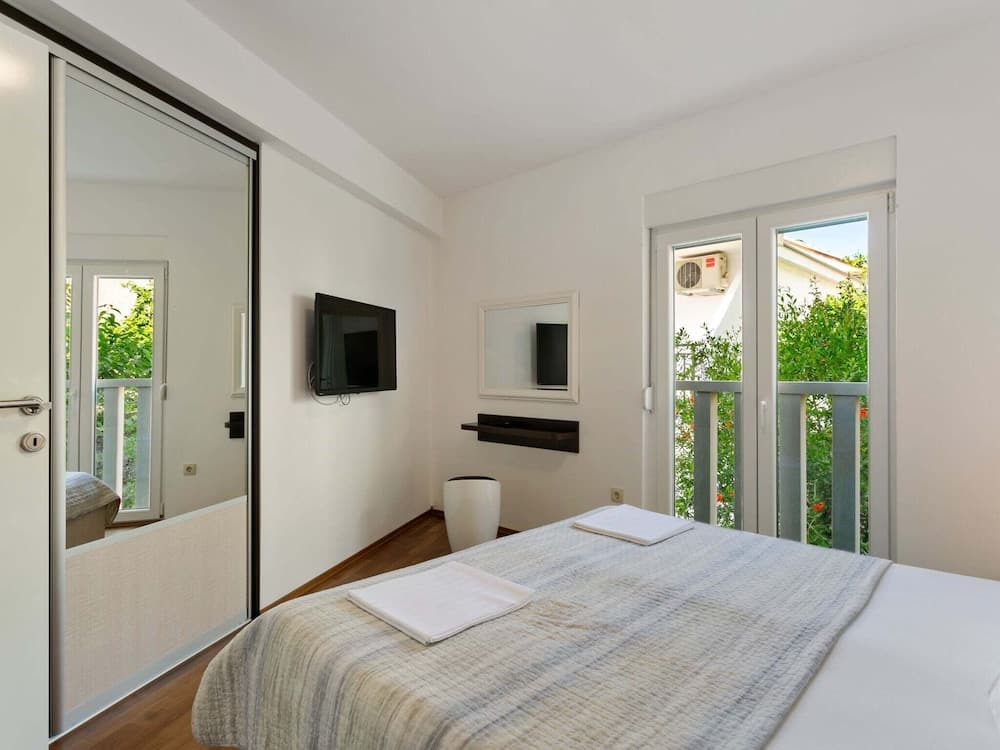 Delightful Apartment in Drvenik With Balcony