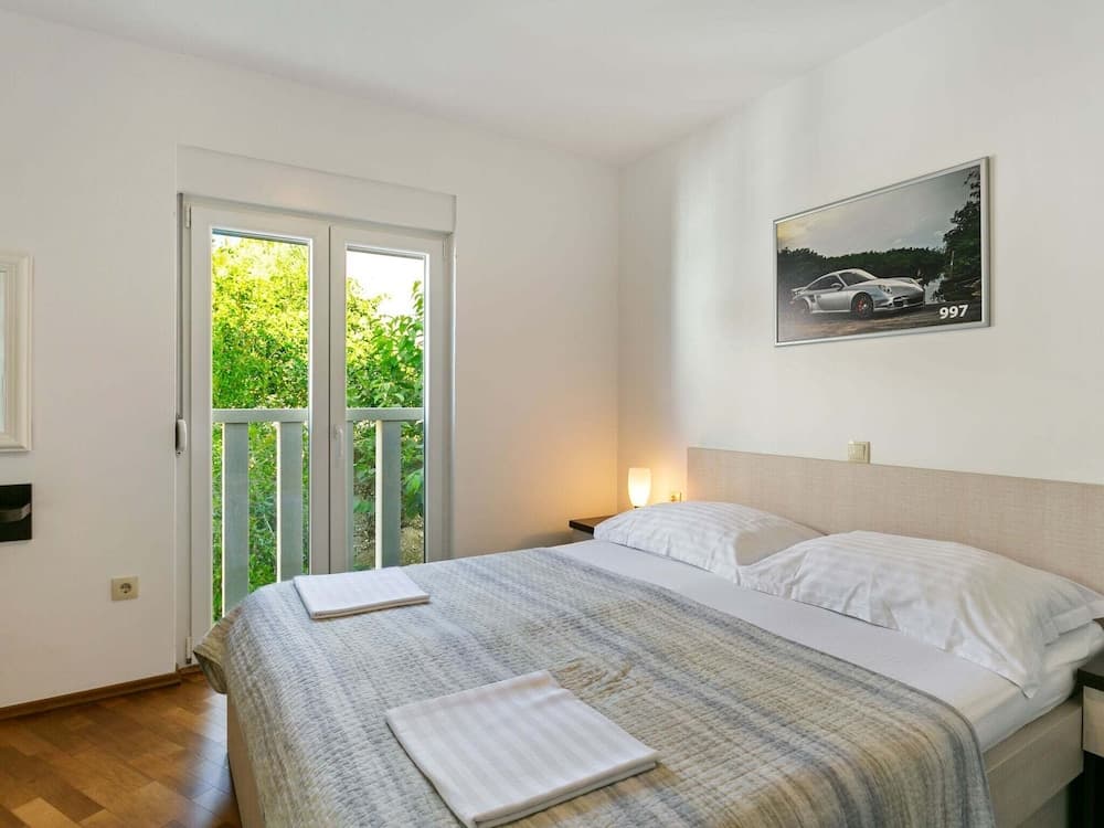 Delightful Apartment in Drvenik With Balcony