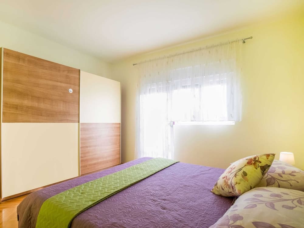 Delightful Apartment in Vir With Garden