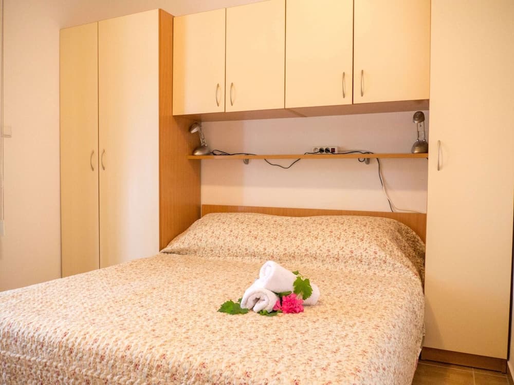 Fabulous Holiday Home in Pakostane With Swimming Pool