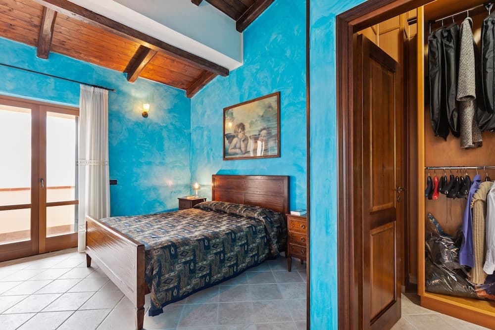 Valley View Villa in San Mango D'aquino with Hot Tub