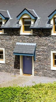 Dingle Courtyard Cottages 2 Bed Sleeps 4