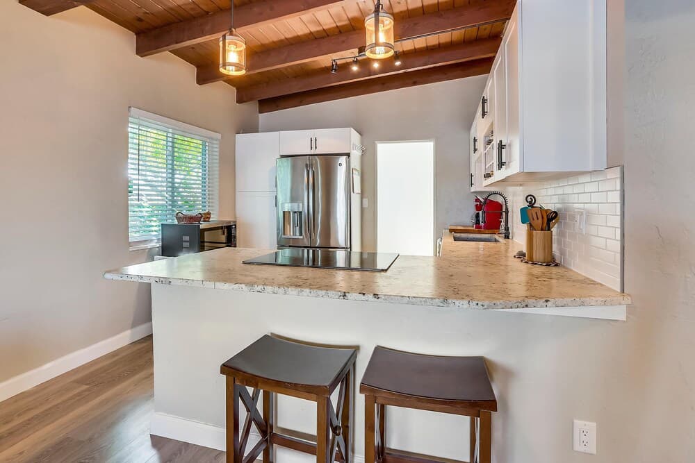 Bay Front Duplex 2br, Fishing Dock - Walk to Beach!