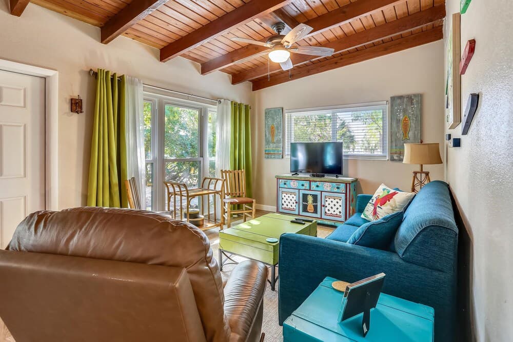 Bay Front Duplex 1br, Fishing Dock - Walk to Beach!