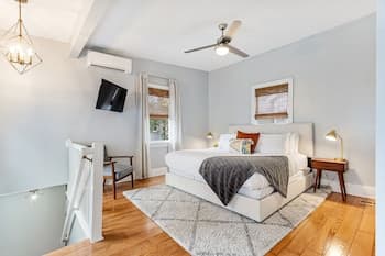 Spacious Apartment Downtown