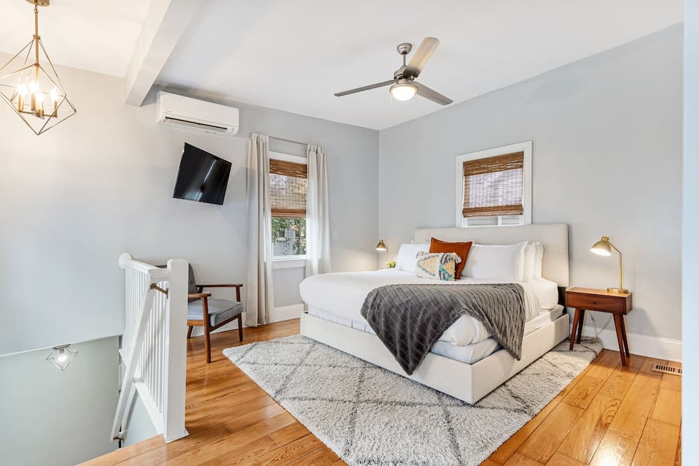 Spacious Apartment Downtown