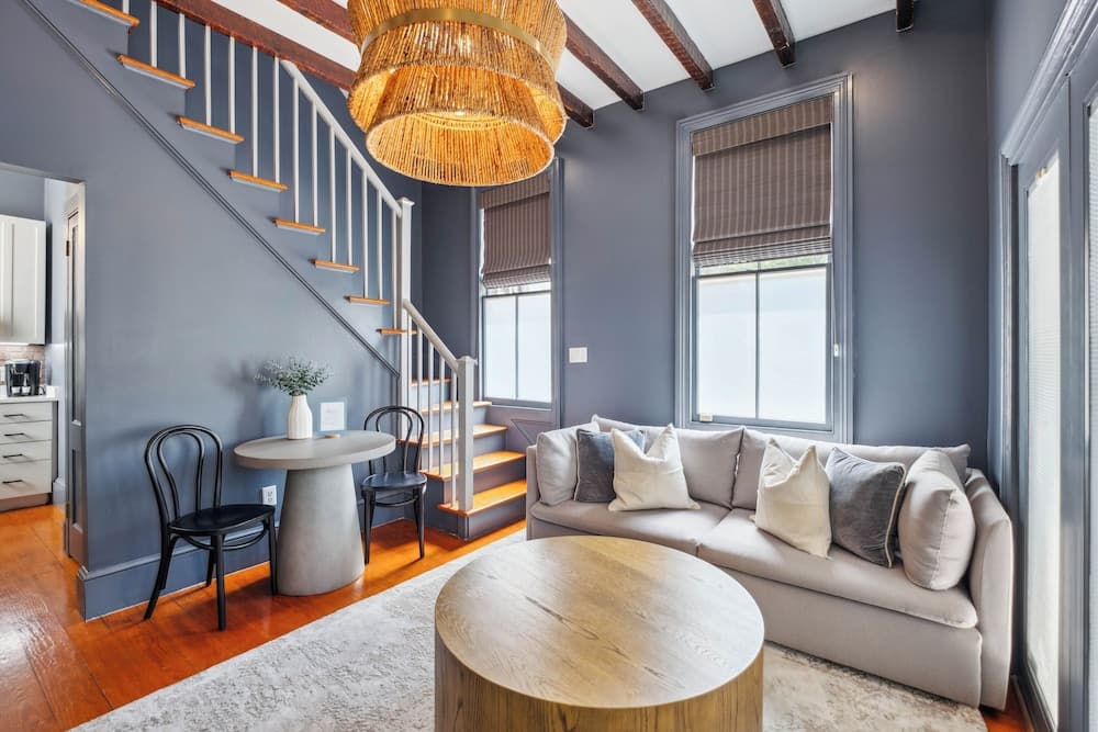 Beautiful Renovated Apartment Near King Street