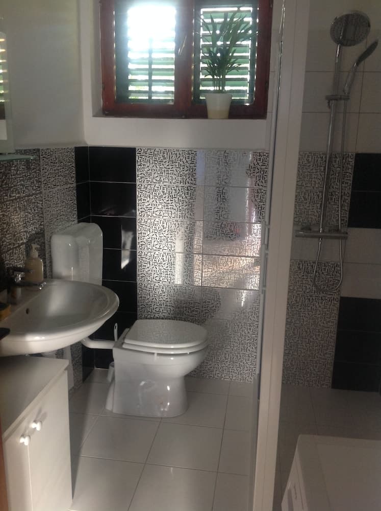 Apartment in Villa, big Garden, Private Pool, Close to Beach and Zadar Town