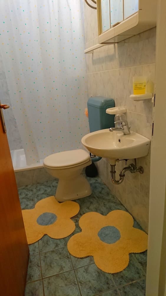 Beautiful Apartment With Balcony on Island Rab