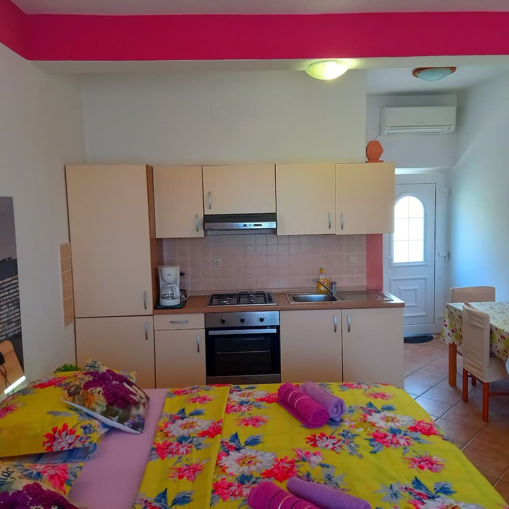 Pretty Apartment With Terrace on Island Rab