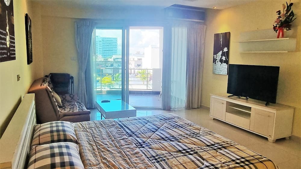 Jomtien Plaza Residence Large Modern Studio Apartment