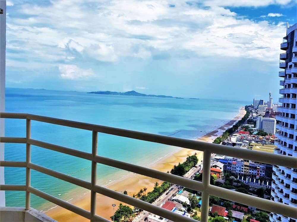 View Talay 8 Large Studio Apartment With sea View Pattaya