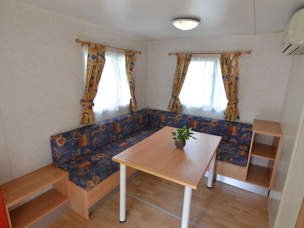 Comfy Chalet with Terrace near Sea