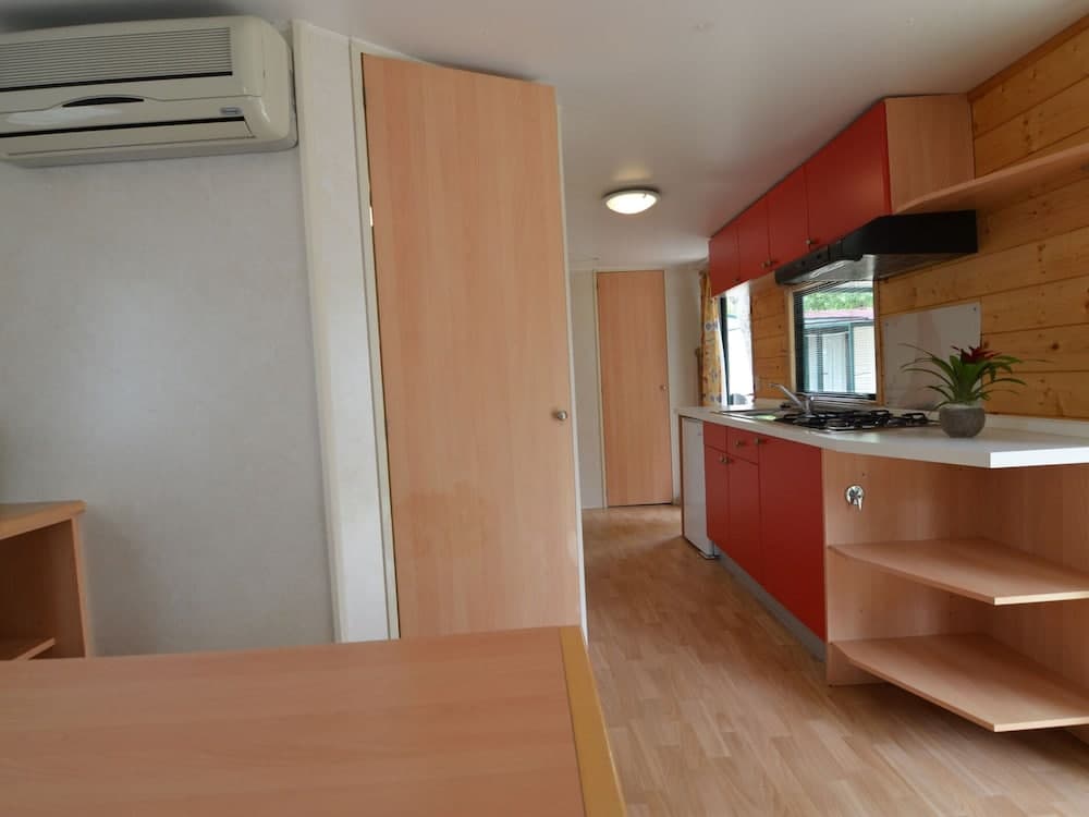 Comfy Chalet with Terrace near Sea