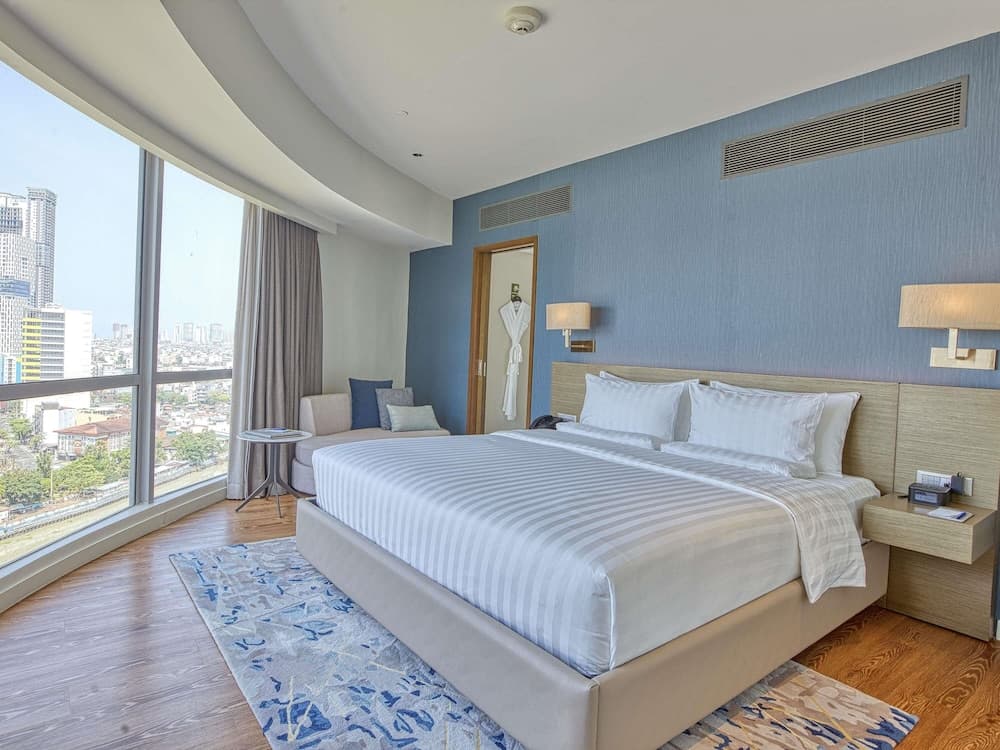 Novotel Suites Manila at Acqua