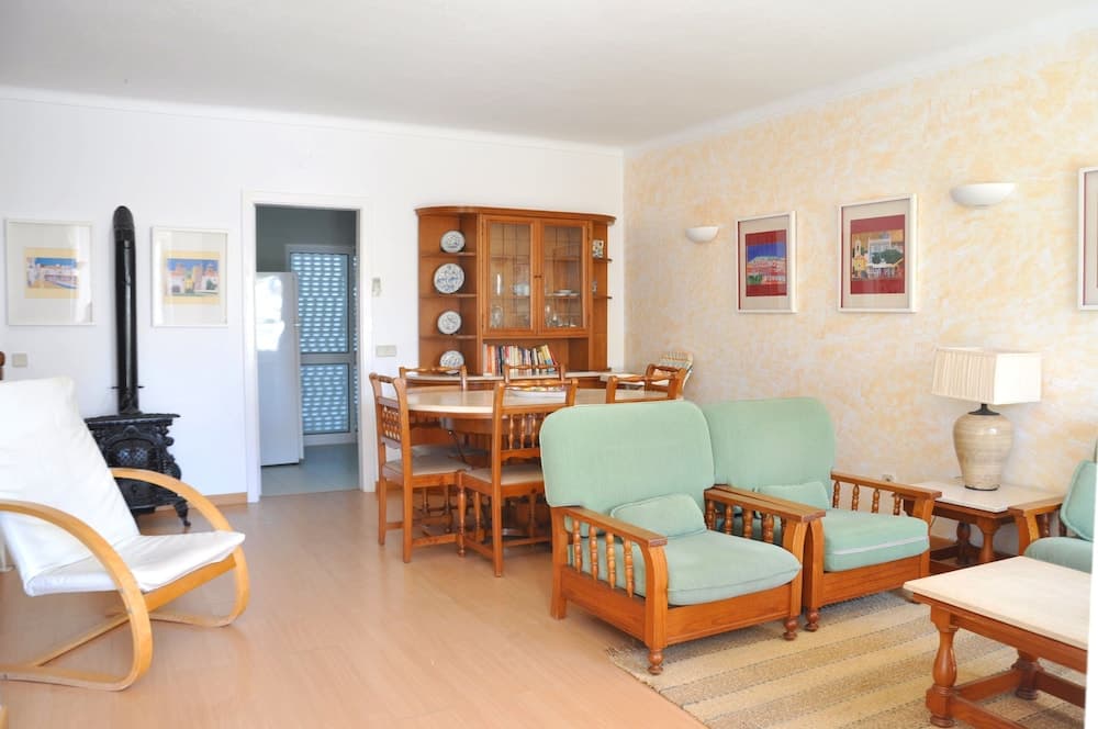 Stylish and Well-equipped, Private Pool, Close to Amenities, Free AC and Wifi