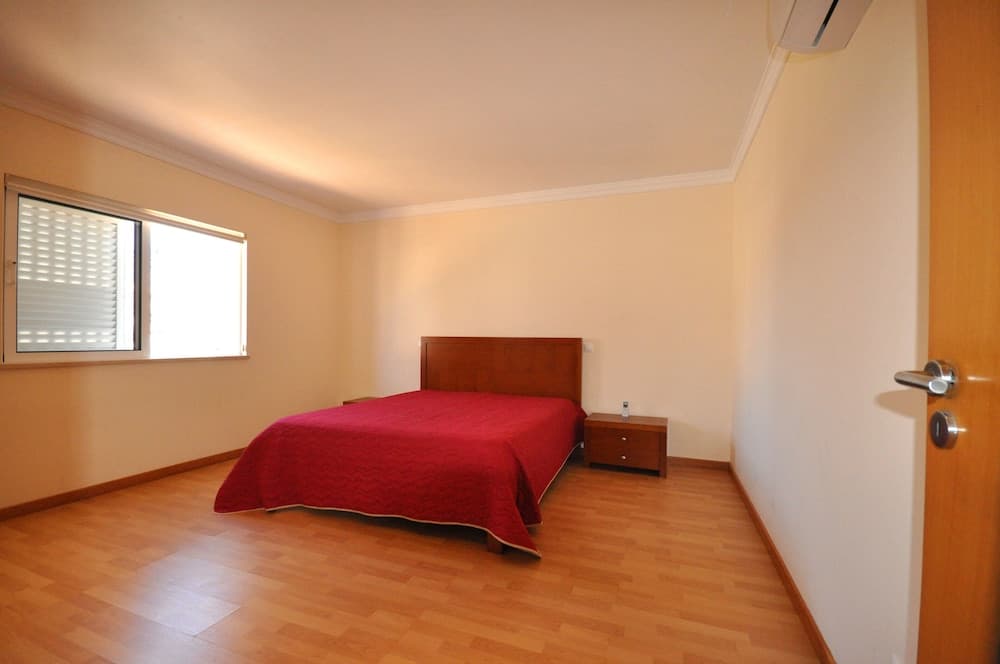 6 Bedrooms, Walking Distance to Amenities, Private Pool, Free AC and Wifi