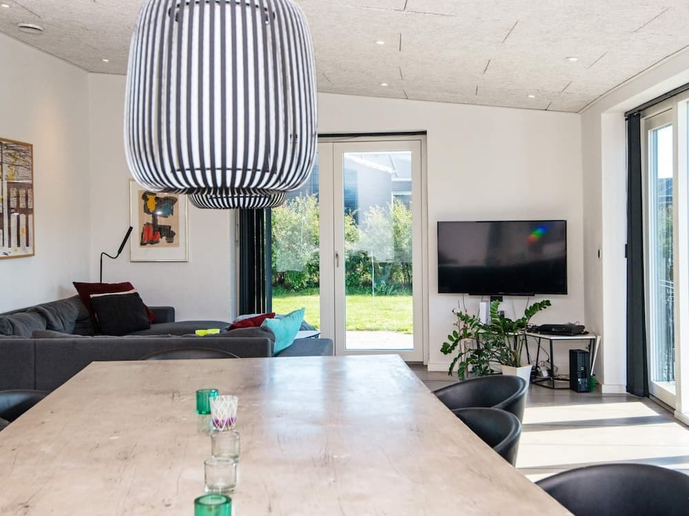 Luxury Lakeside Retreat With Spa-by Traum