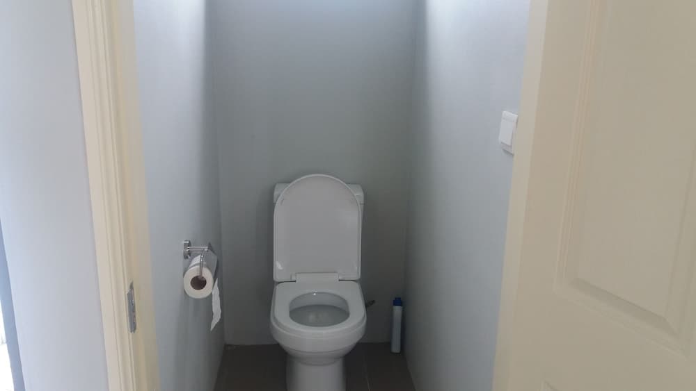 Sunny Private First Floor 1-br Beach Apartment With Spacious Balcony, Pool, Wifi