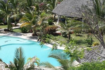 Deluxe Villa With Garden Pool With Service Staff 150mt From the sea