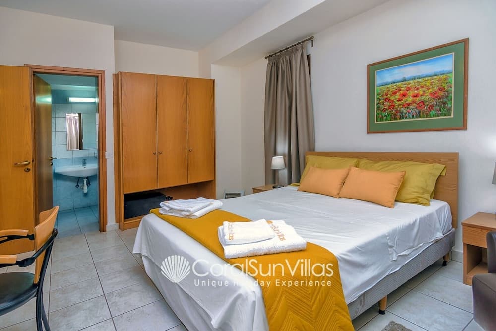 Wonderful Quiet Area, Completely Privacy, Large Private Pool, Colourful Garden