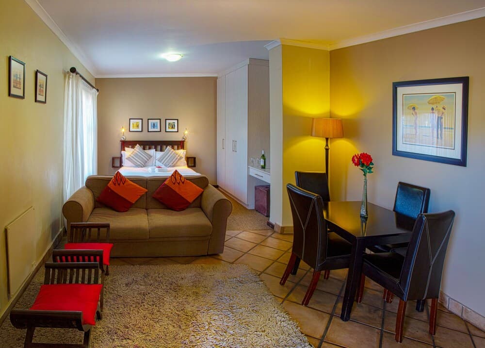 Room in B&B - Cozy Guest Room With Double Bed, Sofa bed and Kitchen, Near Port Elizabeth