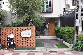 Two Gals And The Pig - Hostel