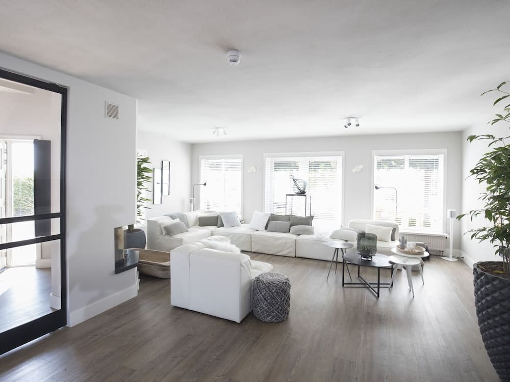 Luxury Villa With Outdoor Kitchen and Lake View