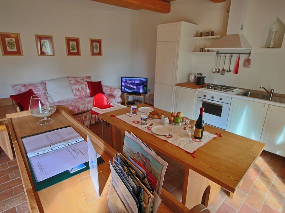 Cottage in Montelabbate With Pool & Forest