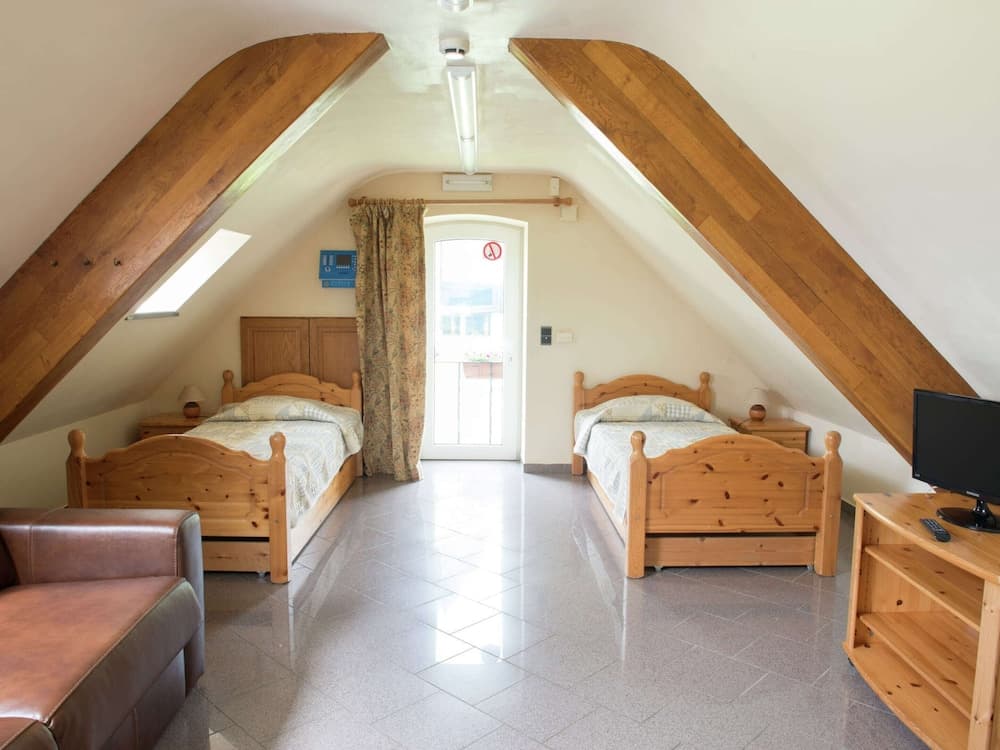 Group Stay With Pool, Chevron