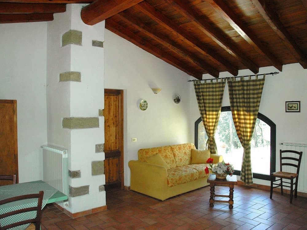 Attractive Farmhouse in Tuscany With Swimming Pool